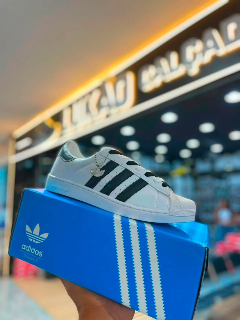 Tênis adidas branco e preto