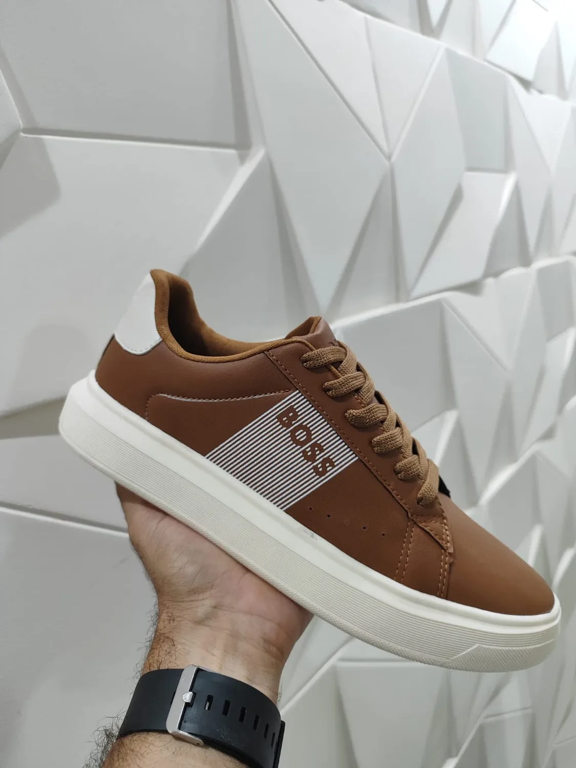 Tênis Boss caramelo
