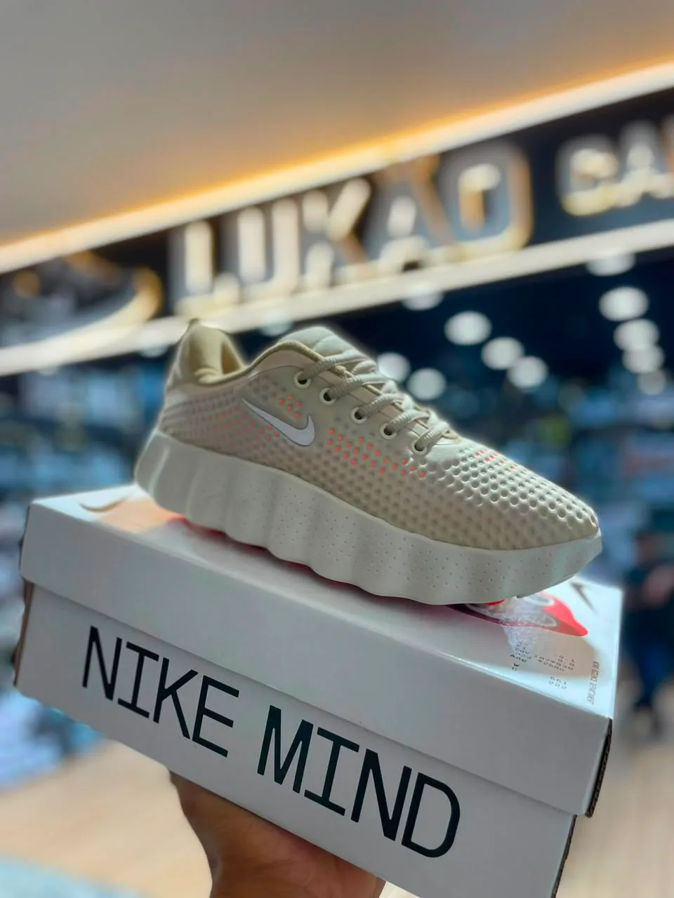 Tênis Nike Mind bege