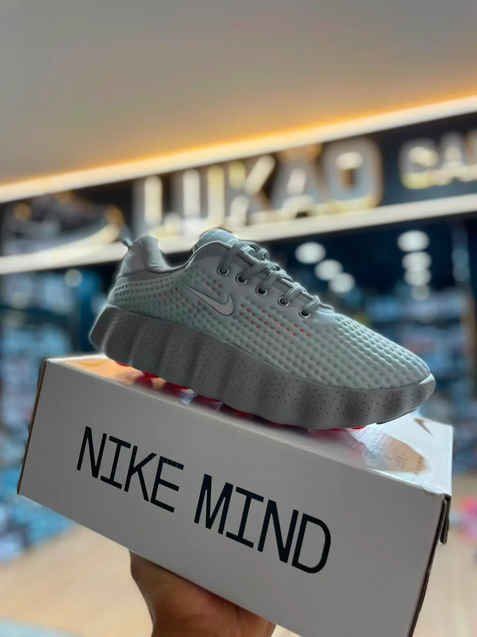 Tênis Nike Mind cinza
