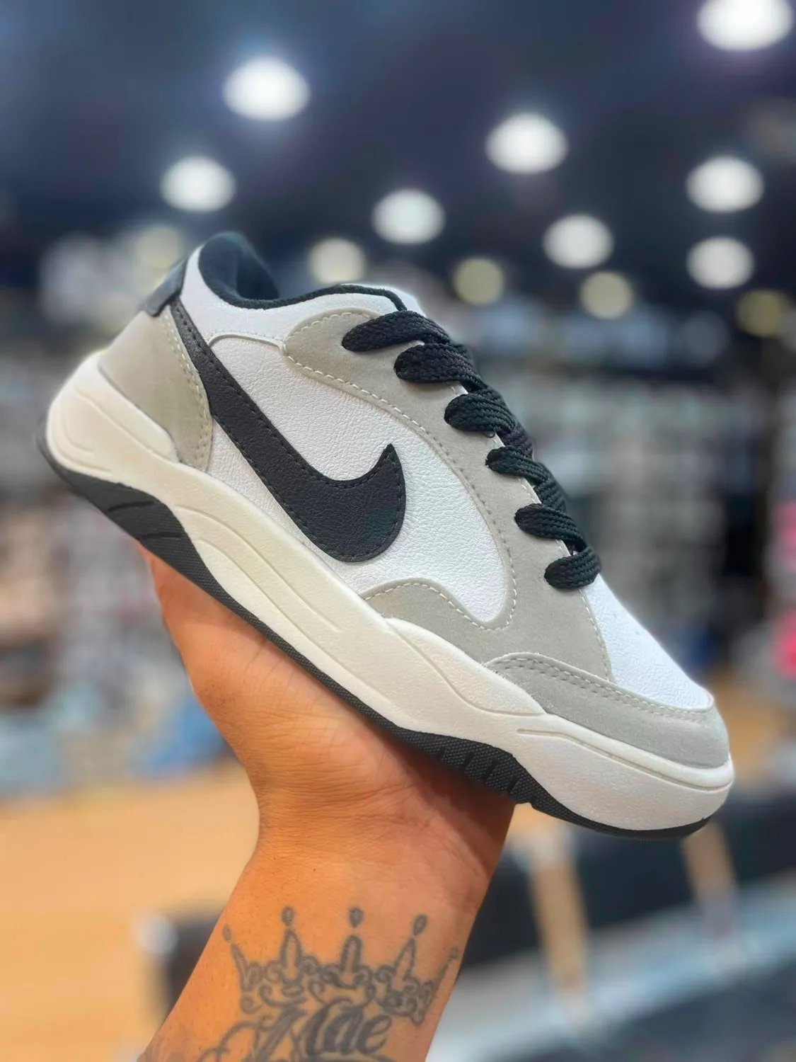 Tênis Nike SB branco e cinza