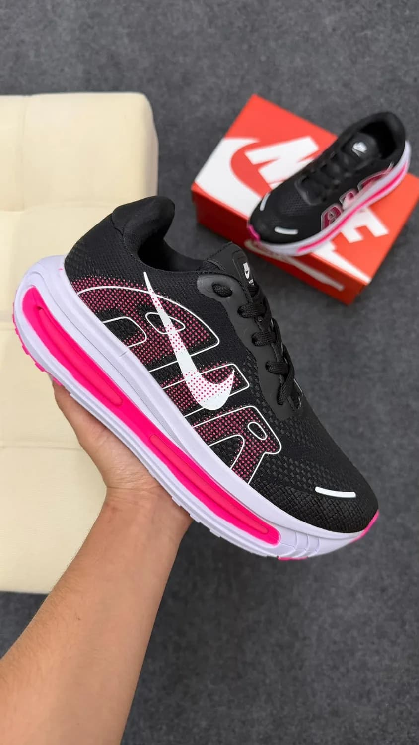 Tênis Nike Air Max preto e rosa